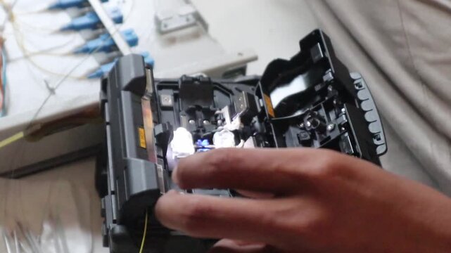 Connecting fiber optic cables with a fusion splicer