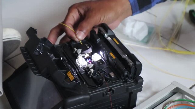 Connecting fiber optic cables with a fusion splicer