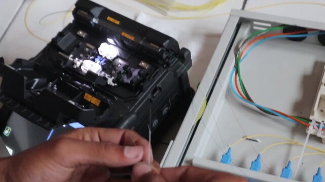 Connecting fiber optic cables with a fusion splicer