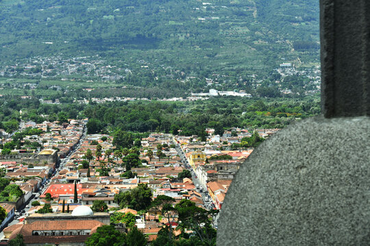 Calles y Avenidas, en la ciudad de Antigua Guatemala, vistas desde el Cerro de la Cruz, toma horizontal. Espacio para texto al lado izquierdo.