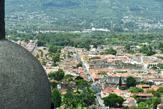 Calles y Avenidas, en la ciudad de Antigua Guatemala, vistas desde el Cerro de la Cruz, toma horizontal. Espacio para texto al lado derecho.