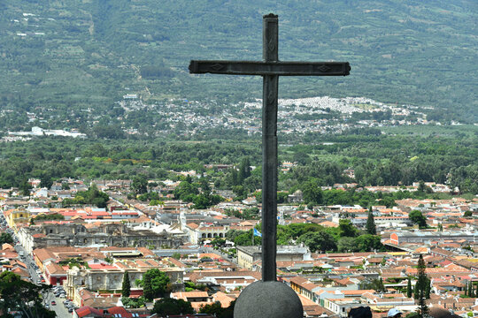 Cruz ubicada en el Cerro de la Cruz en Antigua Guatemala, Vista hacia el centro de la ciudad.