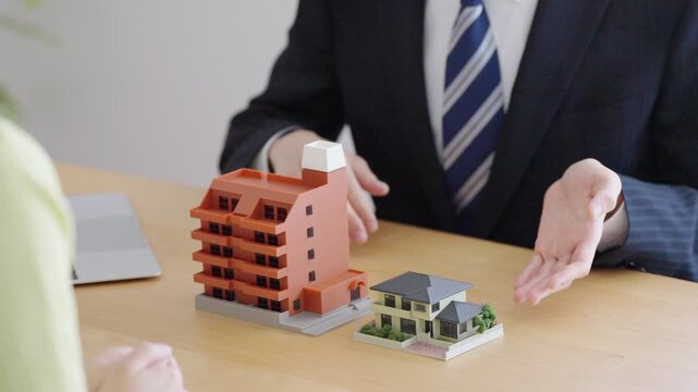 若手不動産営業マンと客