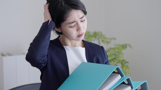 仕事で忙しいビジネスマン女性