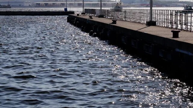大阪南港の防波堤と通り過ぎる船。午後の日差しにキラキラ光る海面のスローモーション映像