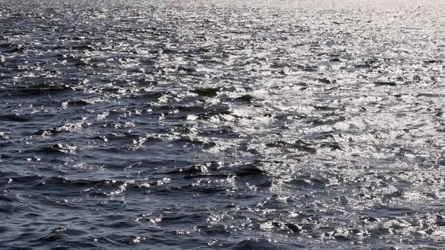 午後の日差しにキラキラ光る海面のスローモーション映像