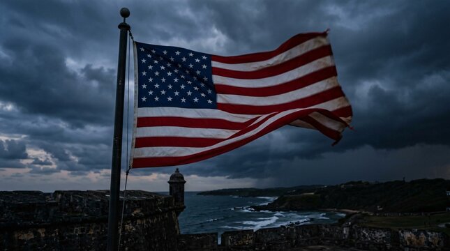Bandera de Estados Unidos ondeando en El Morro, Puerto Rico, con cielo dram&aacute;tico y garita colonial hist&oacute;rica en el Caribe.