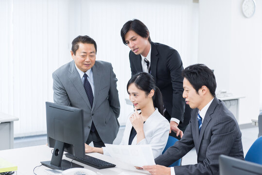 オフィスで仕事をするビジネスチーム