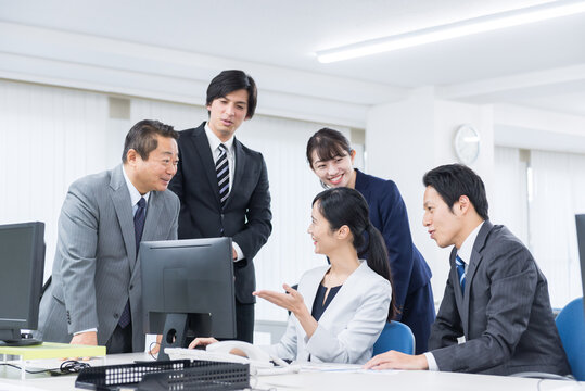 オフィスで仕事をするビジネスチーム