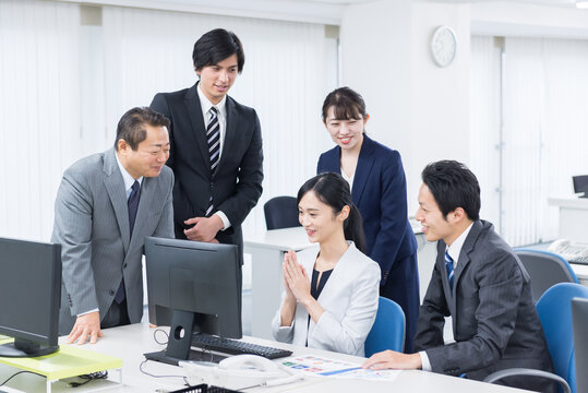 オフィスで仕事をするビジネスチーム