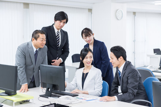 オフィスで仕事をするビジネスチーム