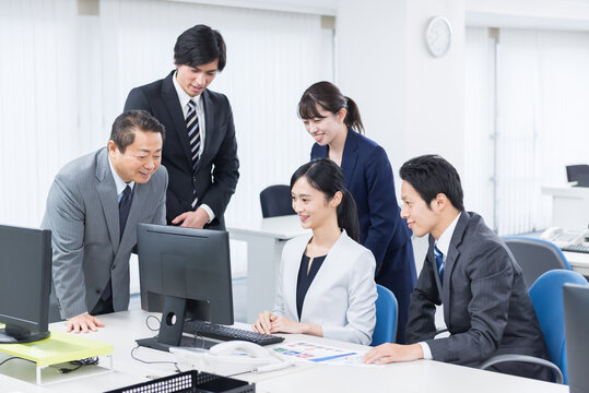 オフィスで仕事をするビジネスチーム