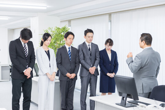 上司に叱られるビジネスグループ