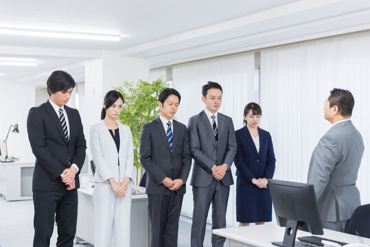 上司に叱られるビジネスグループ