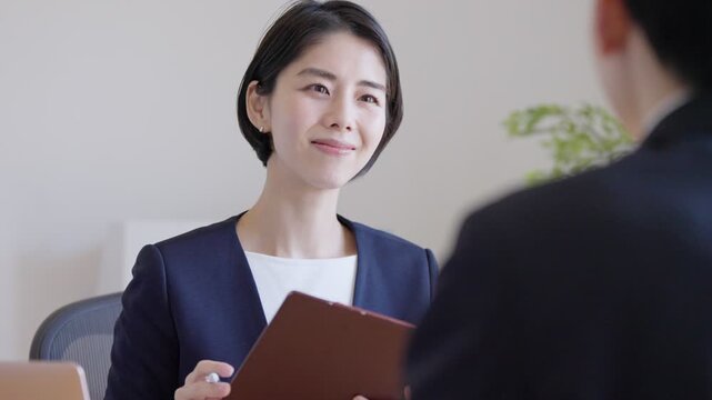面接をするビジネスマンたち