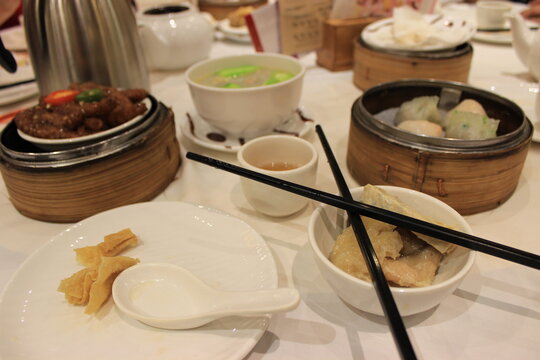 Hong Kong dim sum meal with chicken feet and dumplings served in bamboo steamers