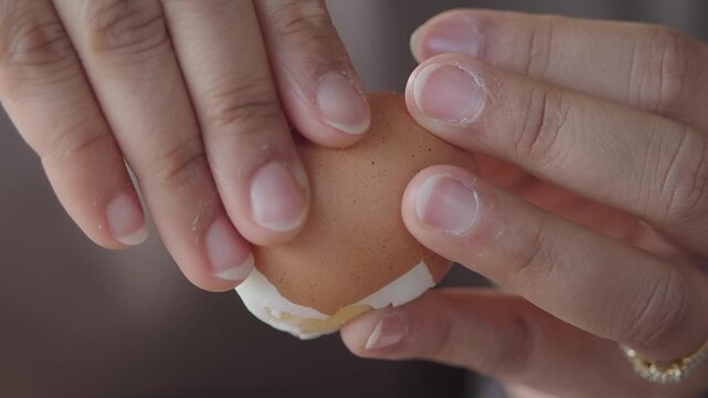 How to crack an egg with your hands