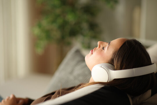 Woman relaxing wearing headphone and listening audio