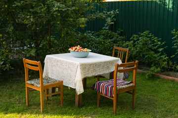 Fototapeta premium Apple harvest with a garden table and chairs in a lush outdoor garden 