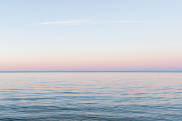 Obraz premium Peaceful Sea Surface at Twilight with Soft Pastel Gradient Sky