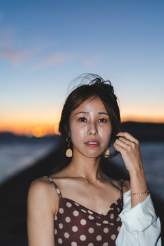 夕暮れの海にいる女性