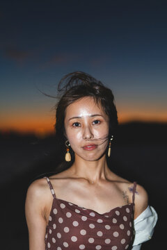 夕暮れの海にいる女性