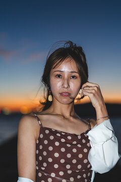 夕暮れの海にいる女性