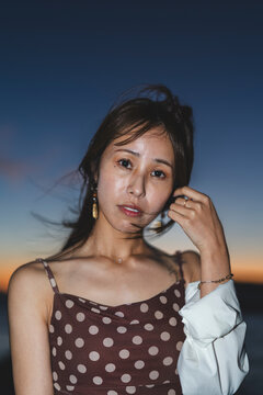 夕暮れの海にいる女性