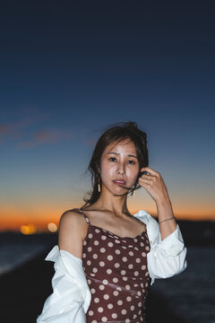 夕暮れの海にいる女性