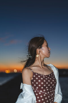 夕暮れの海にいる女性