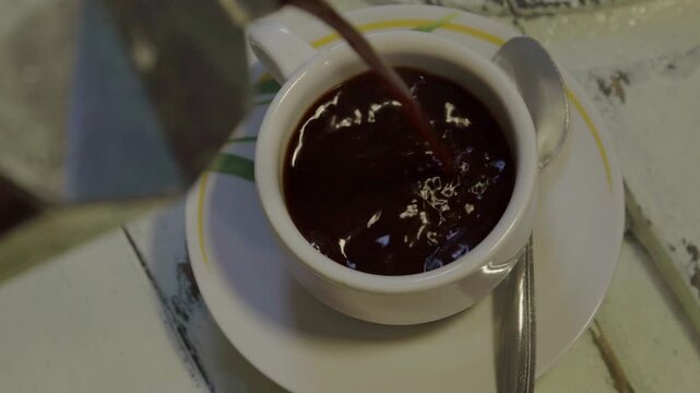 Taza de caf&eacute; negro reci&eacute;n hecho en una cafetera italiana