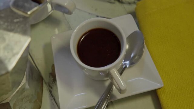 Cafe solo servido en una peque&ntilde;a taza desde una cafetera italiana