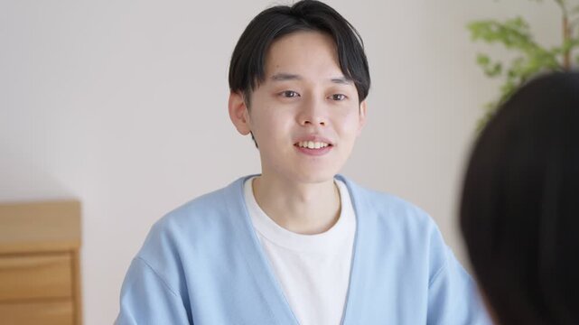 家で会話する夫婦・カップル