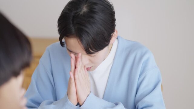 夫婦喧嘩を謝罪する夫婦・カップル
