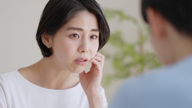 家で会話する夫婦・カップル