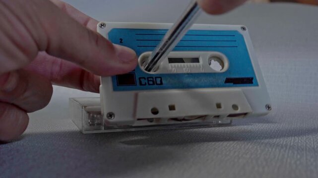 Bol&iacute;grafo insertado en una cinta de cassette para rebobinar la cinta manualmente