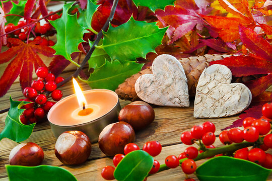 Dekoration im Herbst mit zwei Herzen und Kerze