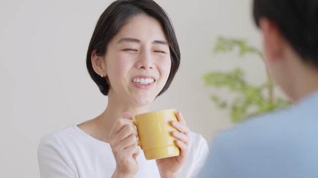 家で会話する夫婦・カップル