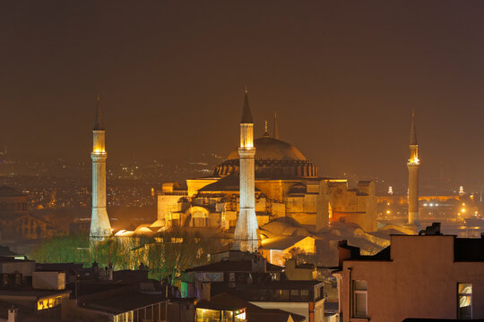 Turkey, Istanbul, Hagia Sofia Mosque by night