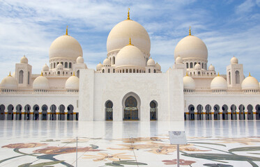 Majestic front view of the Sheikh Zayed Grand Mosque in Abu Dhabi, UAE © Filandre