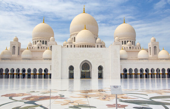 Majestic front view of the Sheikh Zayed Grand Mosque in Abu Dhabi, UAE