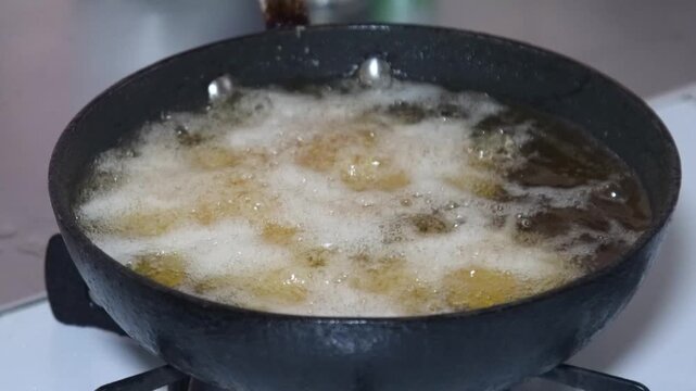 チキンカツを揚げる様子