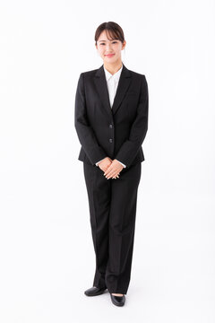 スーツを着た若い女性の全身