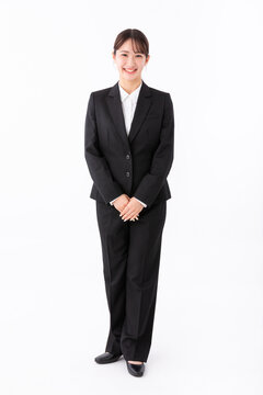 スーツを着た若い女性の全身