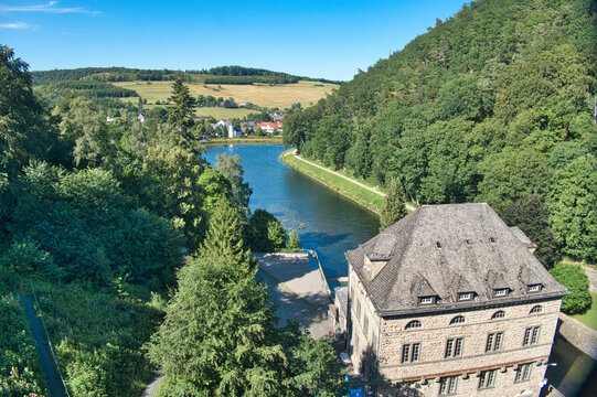 Blick von der Talsperre auf das Dorf Helminghausen am Diemelsee