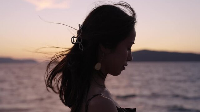 夕暮れの海にいる女性