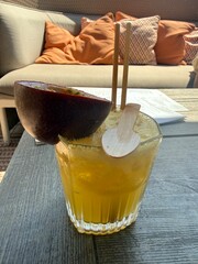 Cocktail exotique au fruit de la passion face à la mer sur une plage privée de Cannes © Annelise
