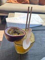 Cocktail au fruit de la passion sur une plage privée de Cannes sur la Côte d’Azur © Annelise