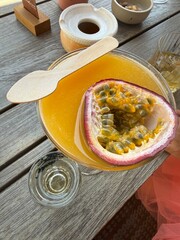 Cocktail au fruit de la passion sur une plage privée de Cannes sur la Côte d’Azur © Annelise