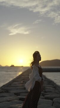 夕暮れの海にいる女性